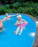 Два брата ебут девку на даче 3
